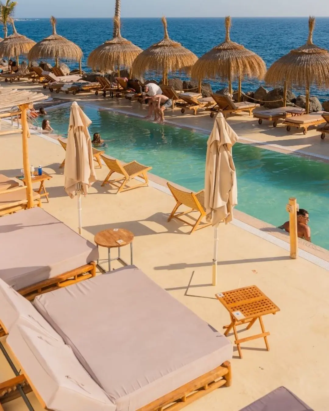 Zona piscina Farra on the Beach
